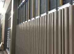 Gevel van verticale panelen met modern uiterlijk.